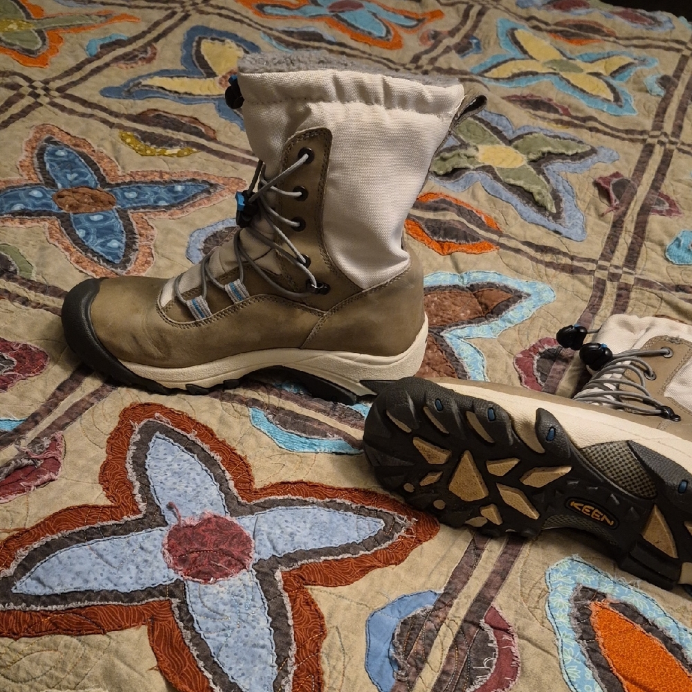 Keen Women's Tan and Cream Winter Boots